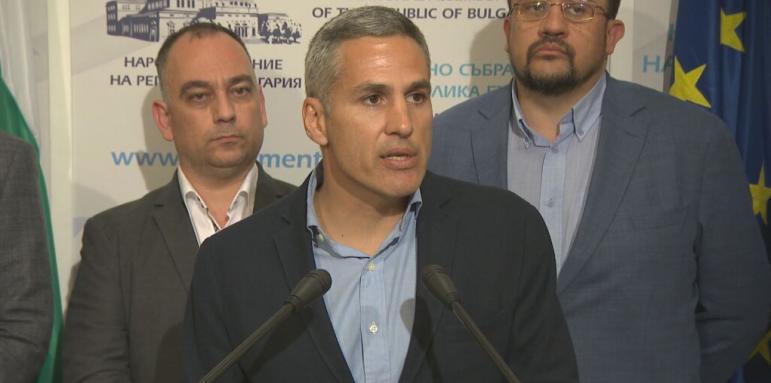 "Промяната" в отбрана. Купуват ли депутати?